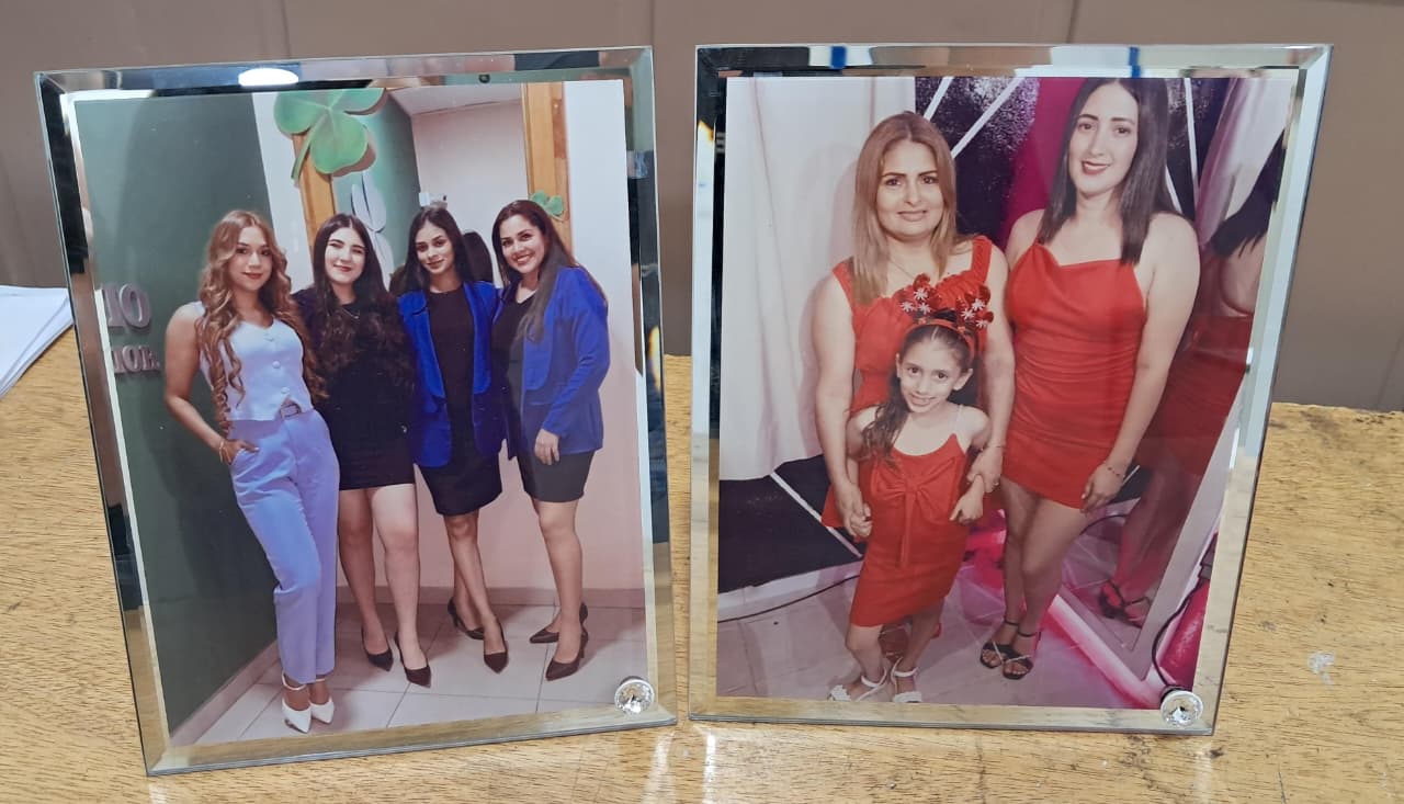 Dos cuadros de vidrio personalizados